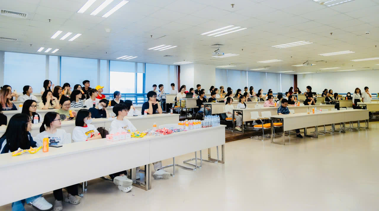 Các bạn sinh viên lắng nghe chia sẻ từ các chuyên gia và kế toán viên nhiều năm kinh nghiệm