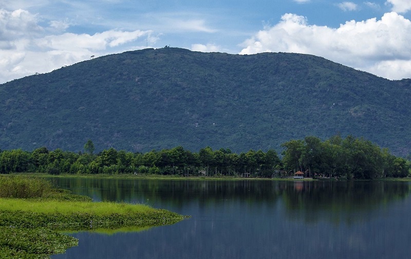 Núi Chứa Chan còn có tên gọi khác là Gia Lào hay Gia Ray, cao 837m, là ngọn núi cao thứ 2 ở miền Nam. Ảnh minh họa
