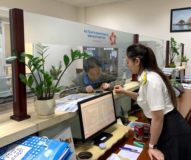 Cán bộ công chức thuế Đà Nẵng hướng dẫn, hỗ trợ người nộp thuế thực hiện thủ tục thuế tại trụ sở cơ quan thuế. Ảnh: Mỹ Lệ.