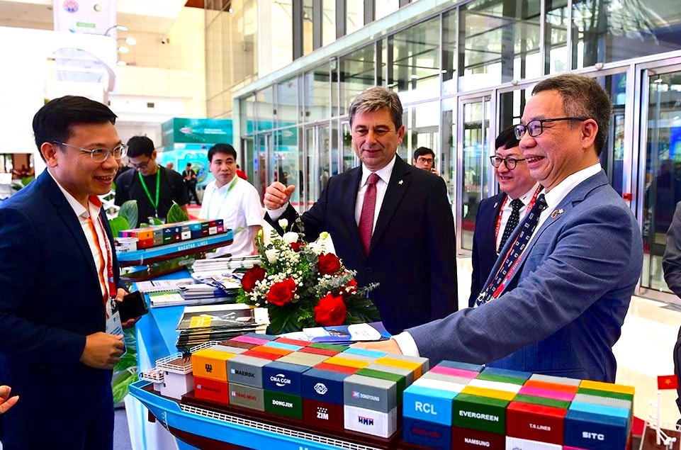 Đại hội thế giới Liên đoàn các Hiệp hội Giao nhận và Vận tải Quốc tế (FIATA World Congress 2025) lần đầu tiên được tổ chức tại Việt Nam thu hút hơn 1.000 đại biểu đến từ hơn 100 quốc gia tham dự