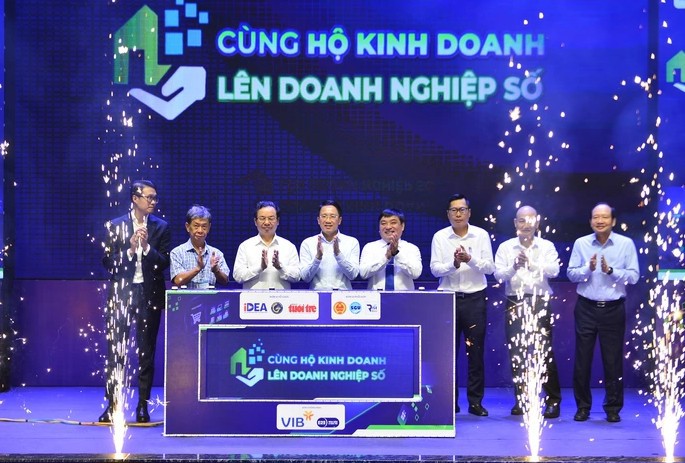 Ban tổ chức bấm nút khởi động chương trình