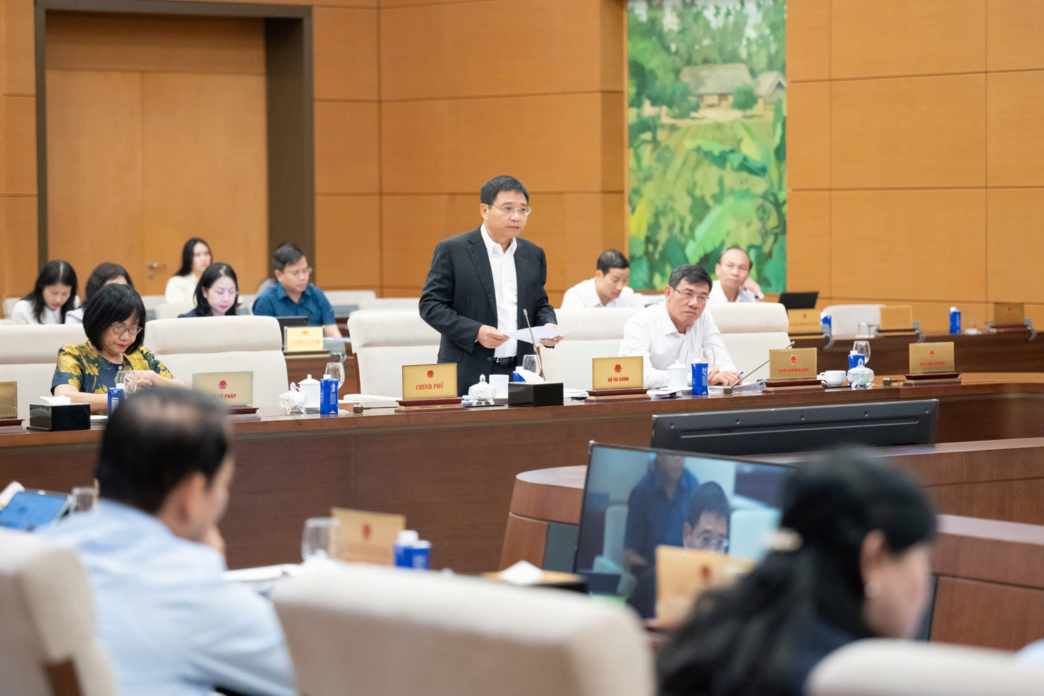 Bộ trưởng Bộ Tài chính Nguyễn Văn Thắng trình bày tờ trình dự án Luật tại phiên họp.