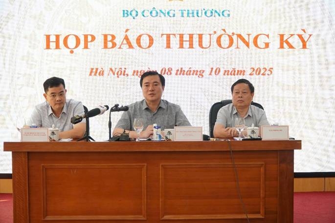 Thứ trưởng Bộ Công Thương Nguyễn Sinh Nhật Tân chủ trì họp báo thường kỳ quý 3.
