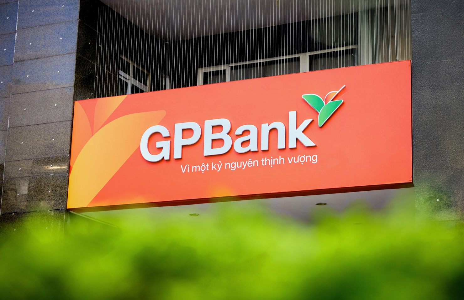 Nhận diện thương hiệu mới của GPBank có tông màu cam chủ đạo.