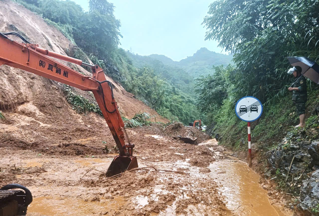 Hàng loạt vị trí bị tắc nghẽn do sạt lở taluy sau bão số 11 tại các tỉnh phía Bắc