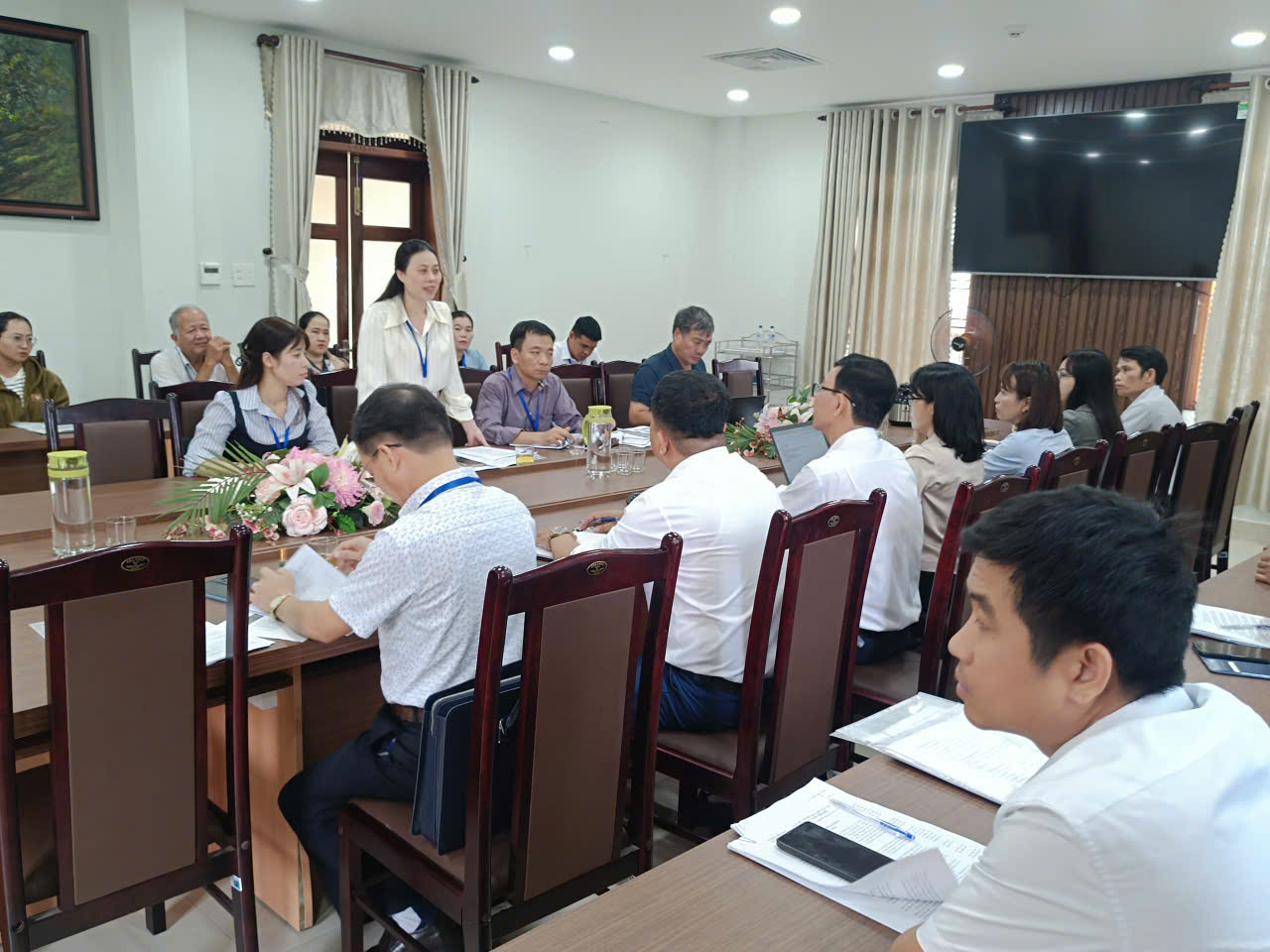 Phó Cục trưởng Đỗ Thị Ngọc dẫn đầu Đoàn công tác Cục Thống kê kiểm tra thực tế công tác thu thập thông tin bảng kể tại phường Hòa Cường. Ảnh: M.QUẾ