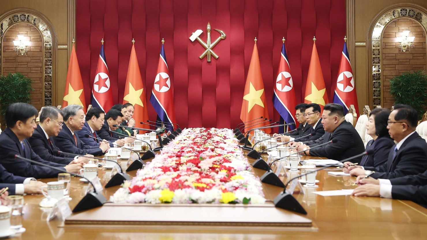 Tổng Bí thư Tô Lâm hội đàm với Tổng Bí thư, Chủ tịch Quốc vụ Triều Tiên Kim Jong Un. (Ảnh: THỐNG NHẤT/TTXVN).