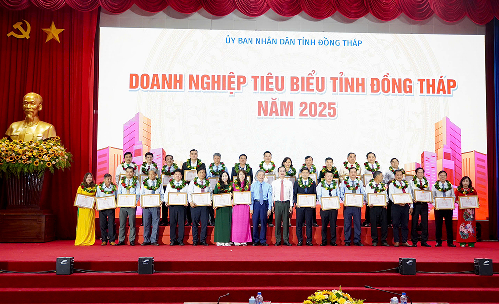 Bí thư Tỉnh ủy Ngô Chí Cường, Chủ tịch Ủy ban nhân dân tỉnh Trần Trí Quang trao Bằng khen và hoa cho các Doanh nghiệp tiêu biểu. Ảnh: TL