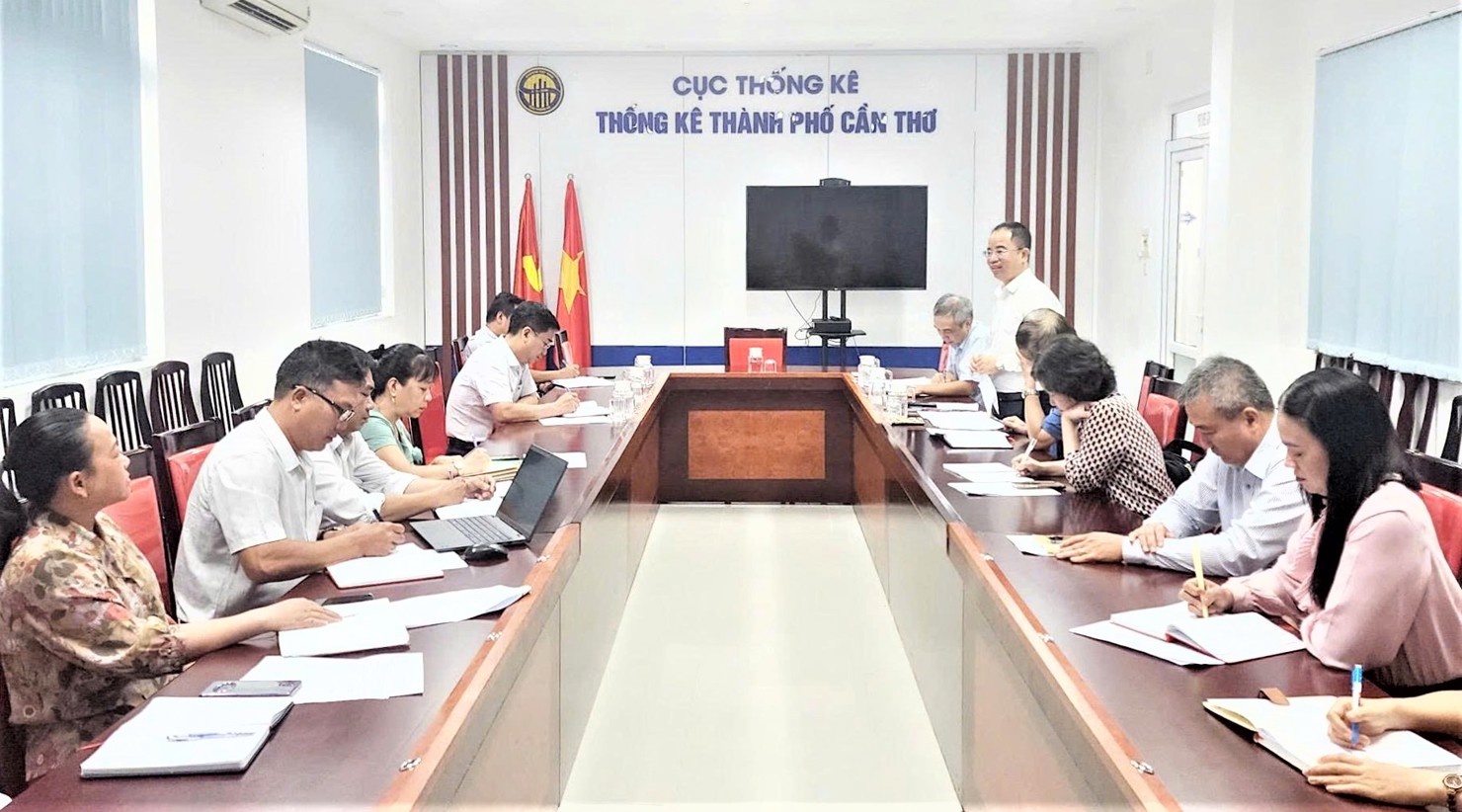 Phó Cục trưởng Cục Thống kê Lê Trung Hiếu và các thành viên đoàn giám sát Trung ương làm việc với Thống kê TP. Cần Thơ