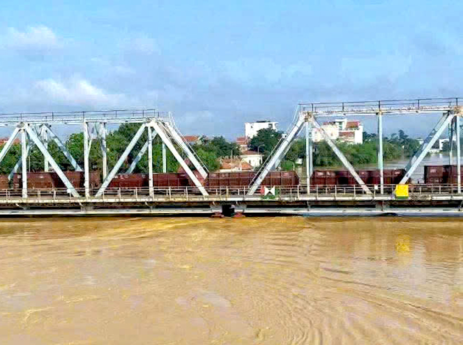 Nước dâng cao lên sát dầm cầu đường sắt Bắc Giang trên tuyến Hà Nội - Đồng Đăng