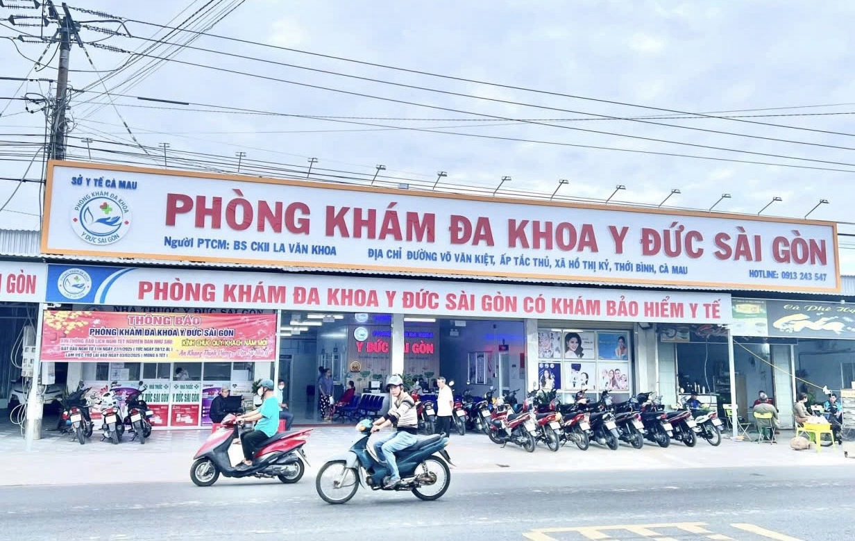 Ông Nguyễn Xuân Hưng sử dụng văn bằng không hợp pháp để hành nghề khám chữa bệnh tại Phòng khám đa khoa Y Đức Sài Gòn (xã Hồ Thị Kỷ, tỉnh Cà Mau). Ảnh: T.L
