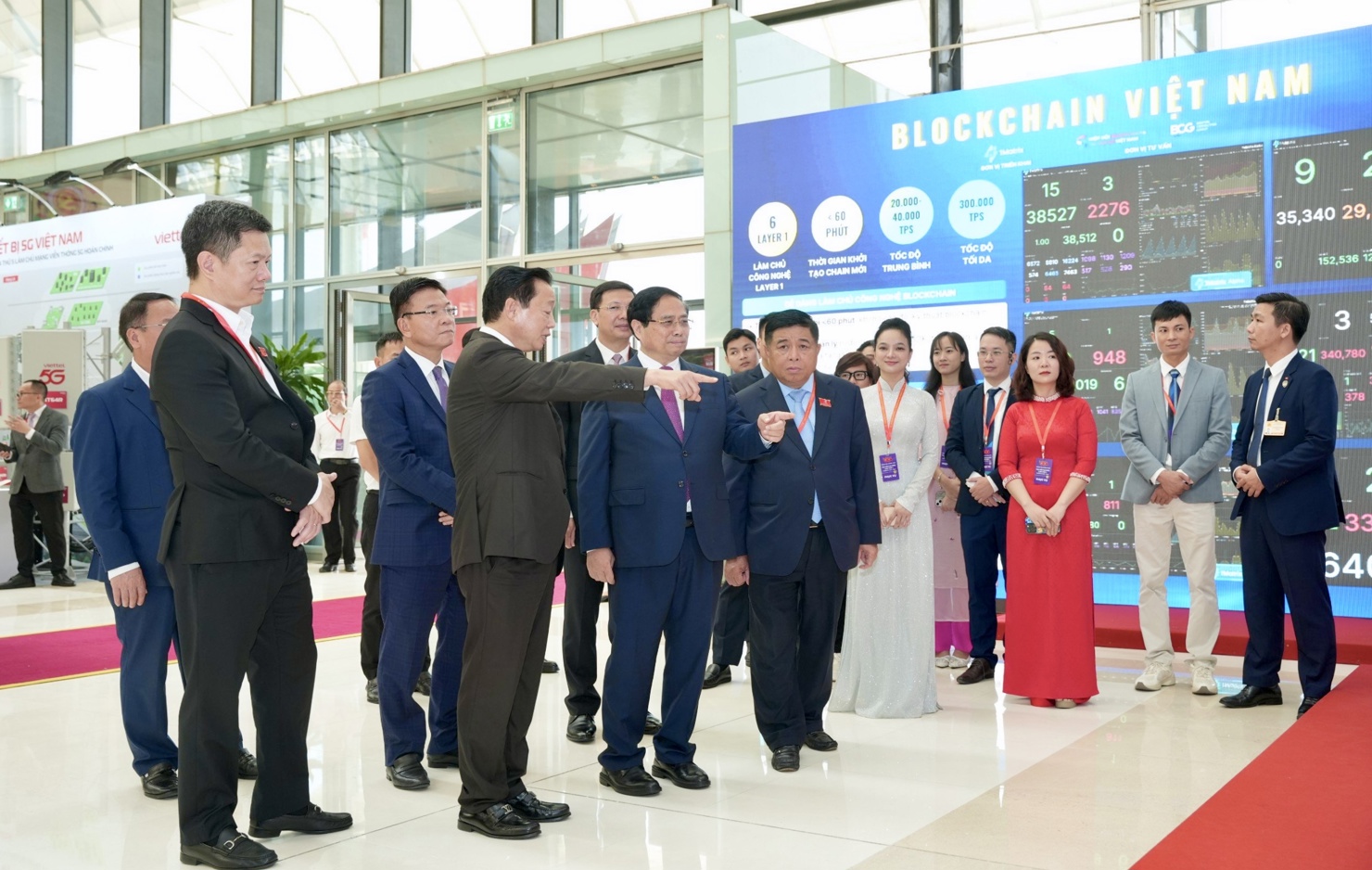 Thủ tướng Phạm Minh Chính và các lãnh đạo Chính phủ thăm khu trưng bày Mạng Dịch vụ Đa chuỗi Blockchain Việt Nam (VBSN).