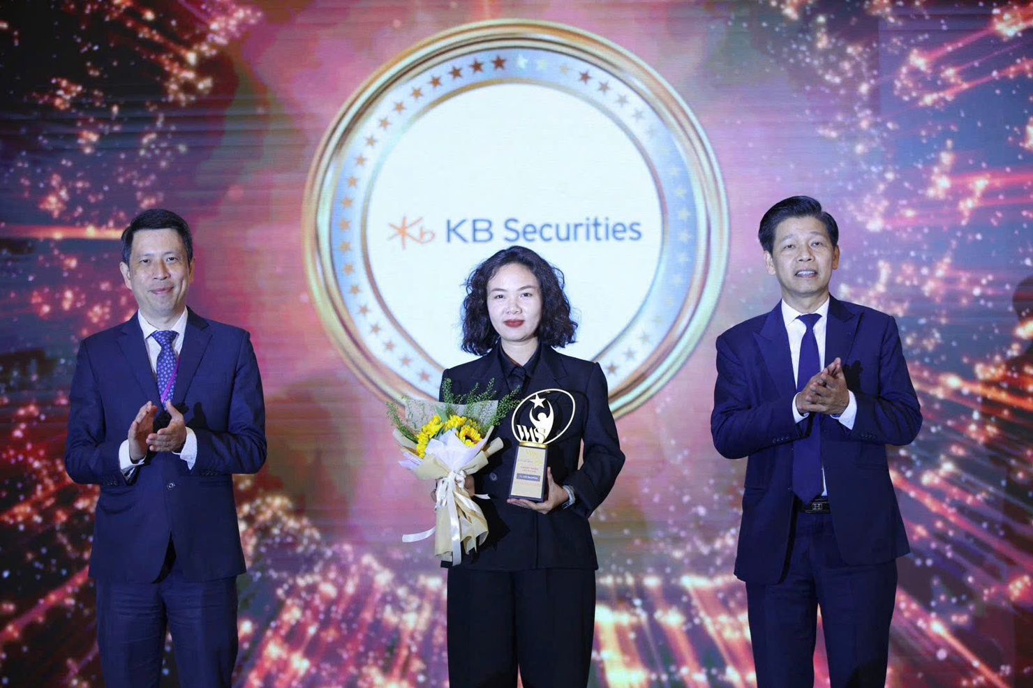 Bà Nguyễn Thị Nguyệt Minh - Giám đốc khối Marketing kiêm Trưởng phòng kinh doanh nền tảng KBSV vinh dự nhận giải thưởng "Giải pháp tài chính cá nhân sáng tạo".