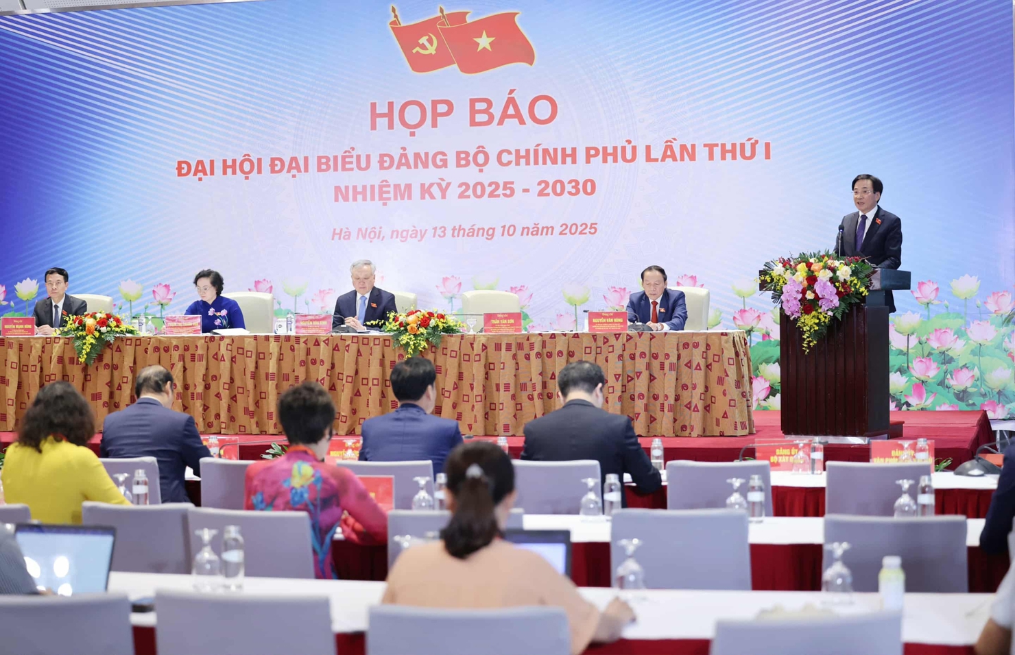 Toàn cảnh họp báo thông tin về kết quả Đại hội đại biểu Đảng bộ Chính phủ lần thứ I, nhiệm kỳ 2025-2030.