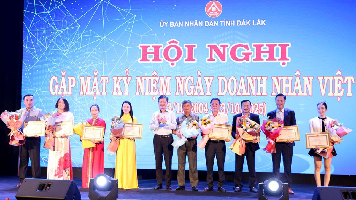 Chủ tịch UBND tỉnh Đắk Lắk Tạ Anh Tuấn tặng hoa chúc mừng các doanh nhân. Ảnh: VP