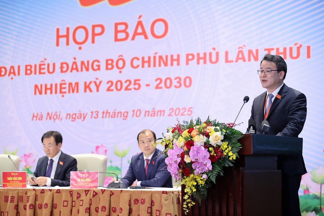 Thứ trưởng Bộ Tài chính Trần Quốc Phương trả lời tại buổi họp báo.