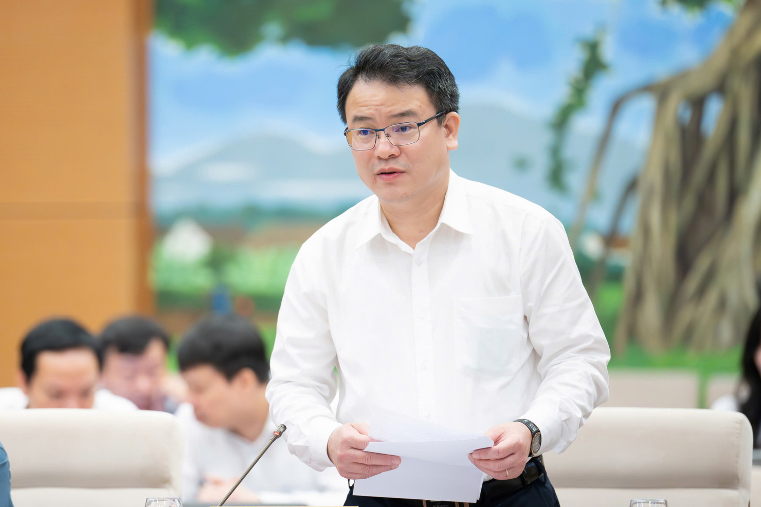 Thứ trưởng Bộ Tài chính Trần Quốc Phương trình bày tờ trình dự án Luật.