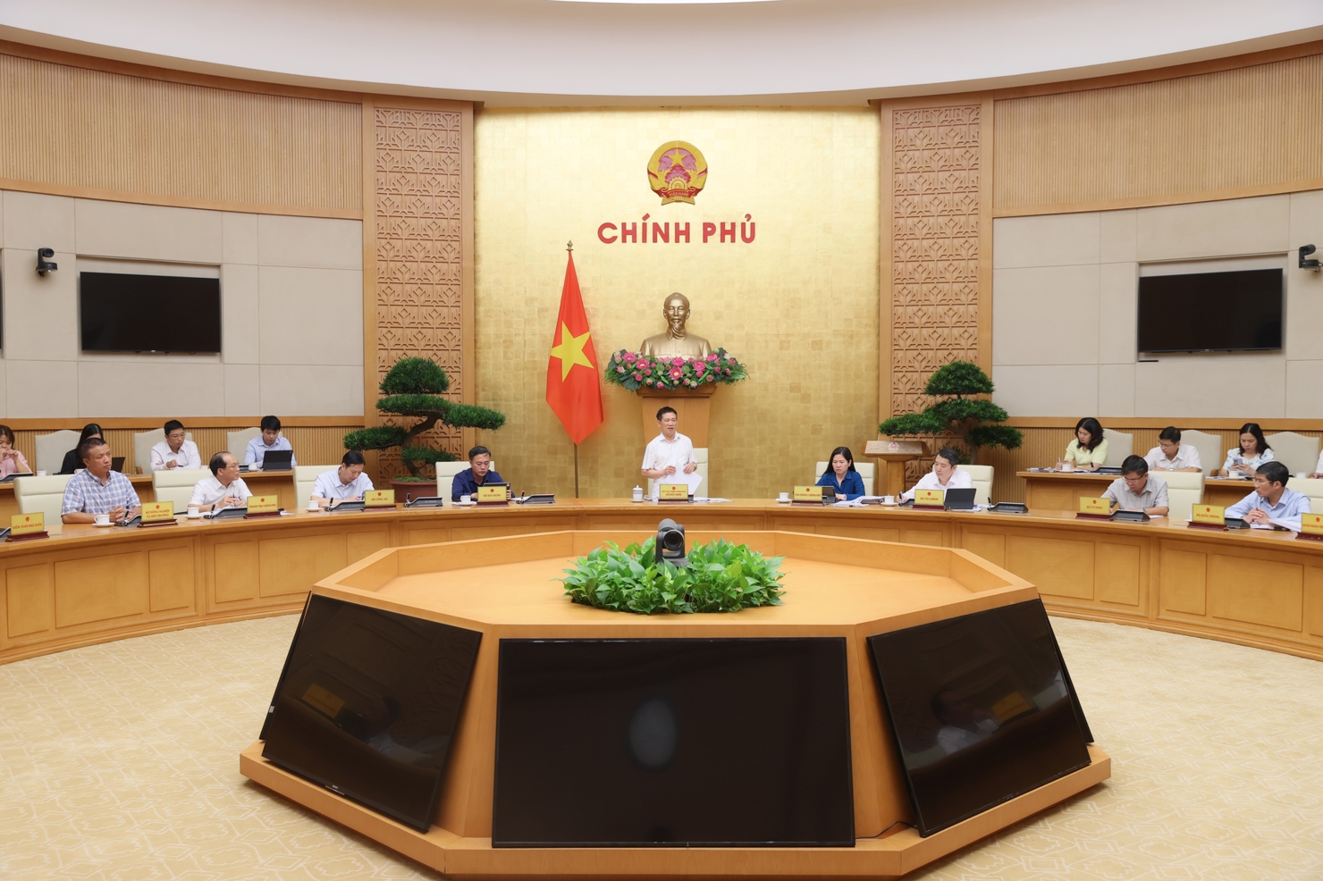 Cuộc họp với các bộ, ngành, doanh nghiệp về dự thảo Nghị định cơ cấu lại vốn doanh nghiệp nhà nước tại doanh nghiệp.