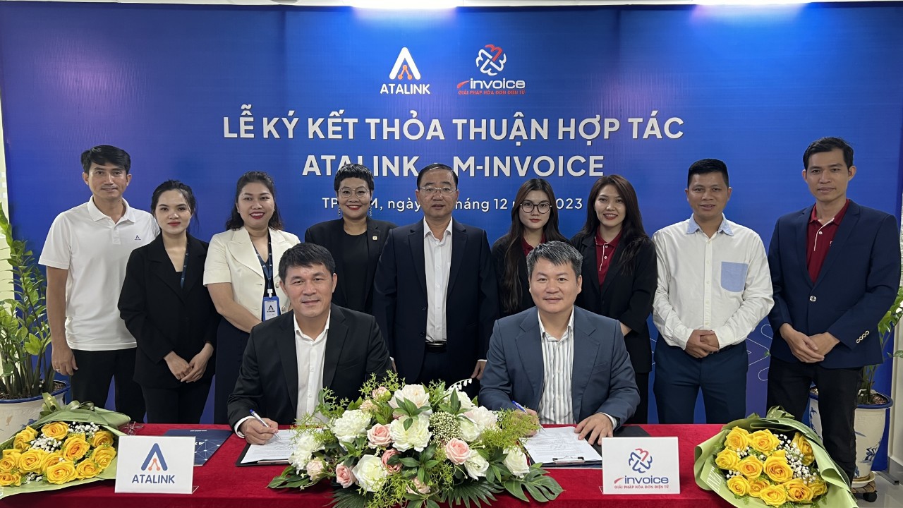 Đại diện lãnh đạo M-invoice ký kết hợp tác với các đối tác chiến lược để thúc đẩy chuyển đổi số hộ kinh doanh và các doanh nghiệp số. Ảnh: Nguyên Phạm