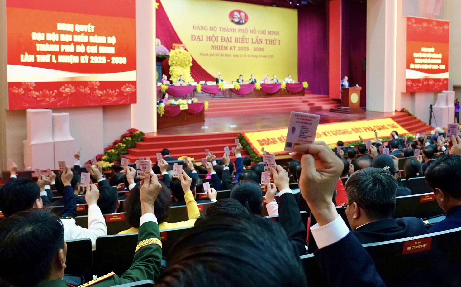 Các đại biểu biểu quyết thông qua Nghị quyết Đại hội. Ảnh: Ban tổ chức Đại hội
