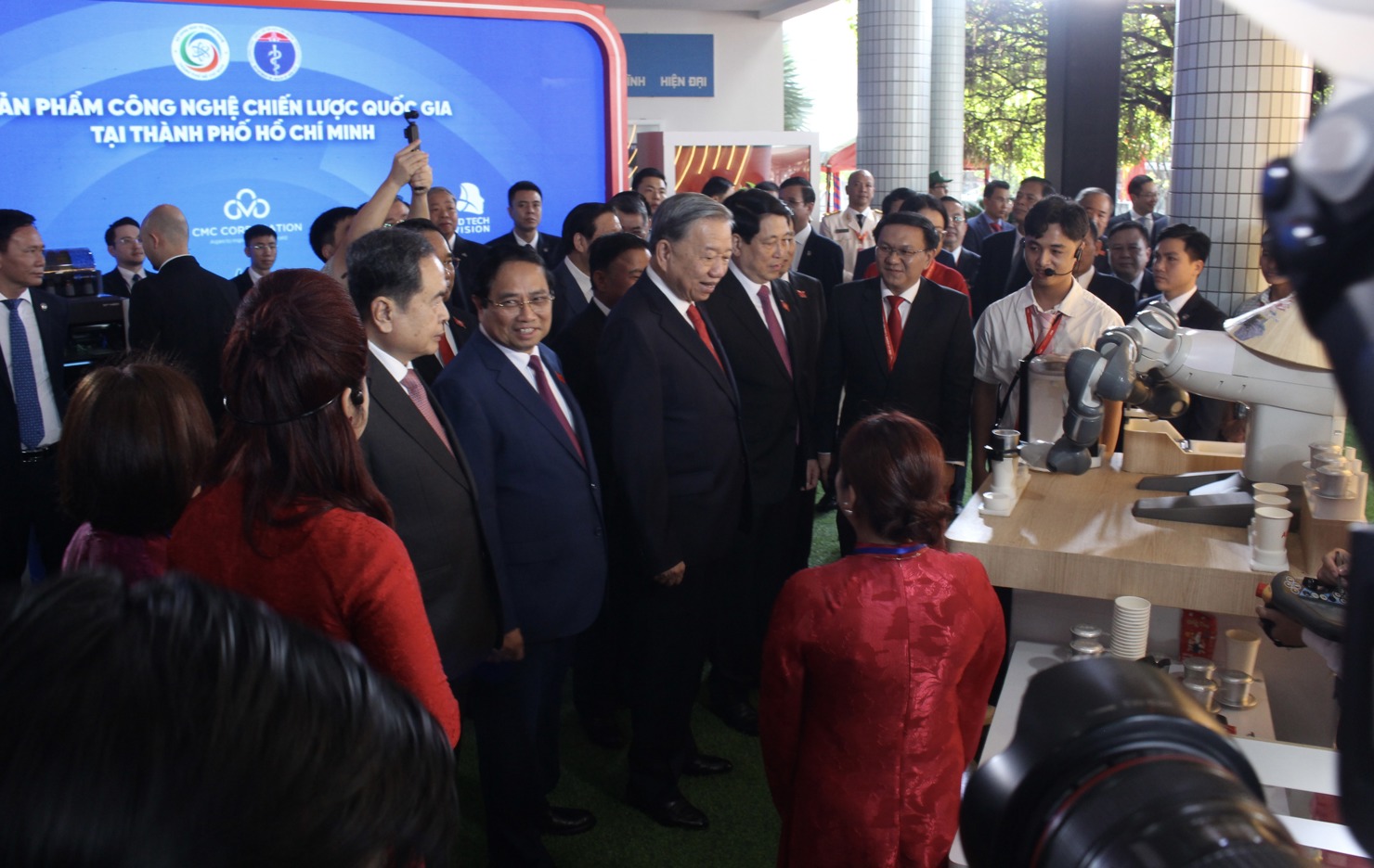 Tổng Bí thư Tô Lâm và các đồng chí lãnh đạo Đảng, Nhà nước tham quan Triển lãm “Sản phẩm Công nghệ Chiến lược Quốc gia tại TP. Hồ Chí Minh”. Ảnh: BTC