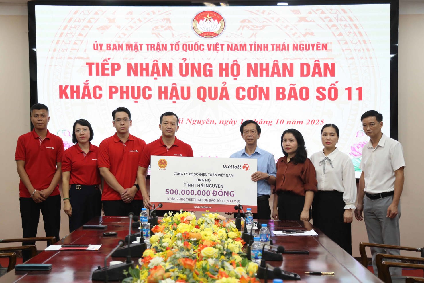 Thay mặt Công ty Xổ số điện toán Việt Nam, Tổng giám đốc Vietlott Phạm Ngọc Tú trao kinh phí hỗ trợ tỉnh Thái Nguyên khắc phục hậu quả mưa lũ. Ảnh: Vietlott