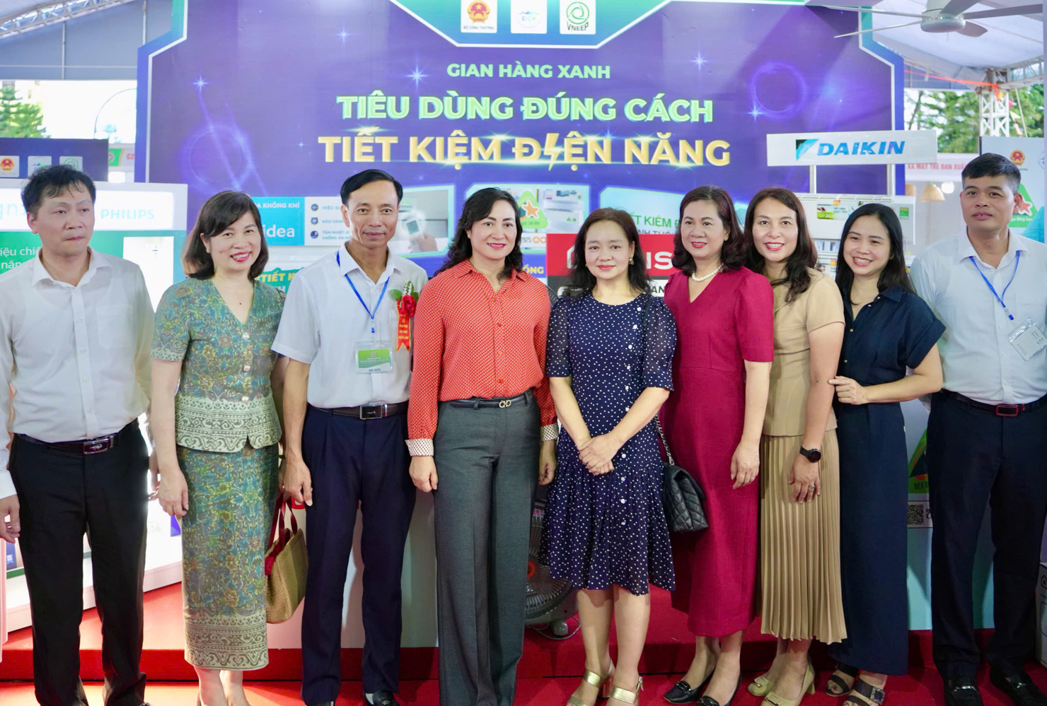 Thứ trưởng Bộ Công Thương Phan Thị Thắng (áo cam) tham quan "Gian hàng xanh".