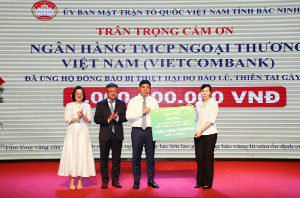 Ông Hồng Quang - Thành viên HĐQT, Chủ tịch Công đoàn Vietcombank (thứ 3, từ trái sang) trao ủng hộ 1 tỷ đồng thông qua UB MTTQ tỉnh Bắc Ninh
