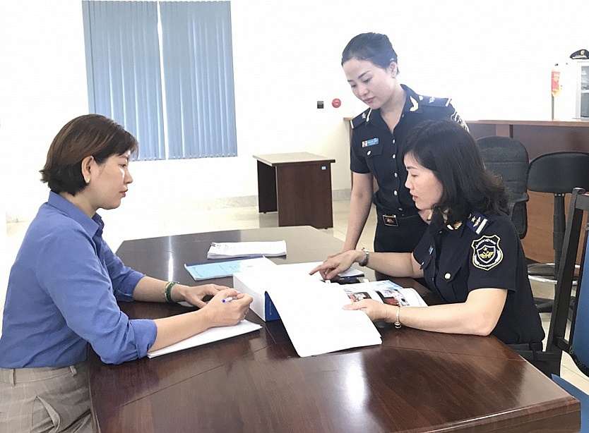 Hải quan Ninh Thuận (Chi cục Hải quan khu vực XIII- Khánh Hòa) hướng dẫn thủ tục cho doanh nghiệp. Ảnh: T.H