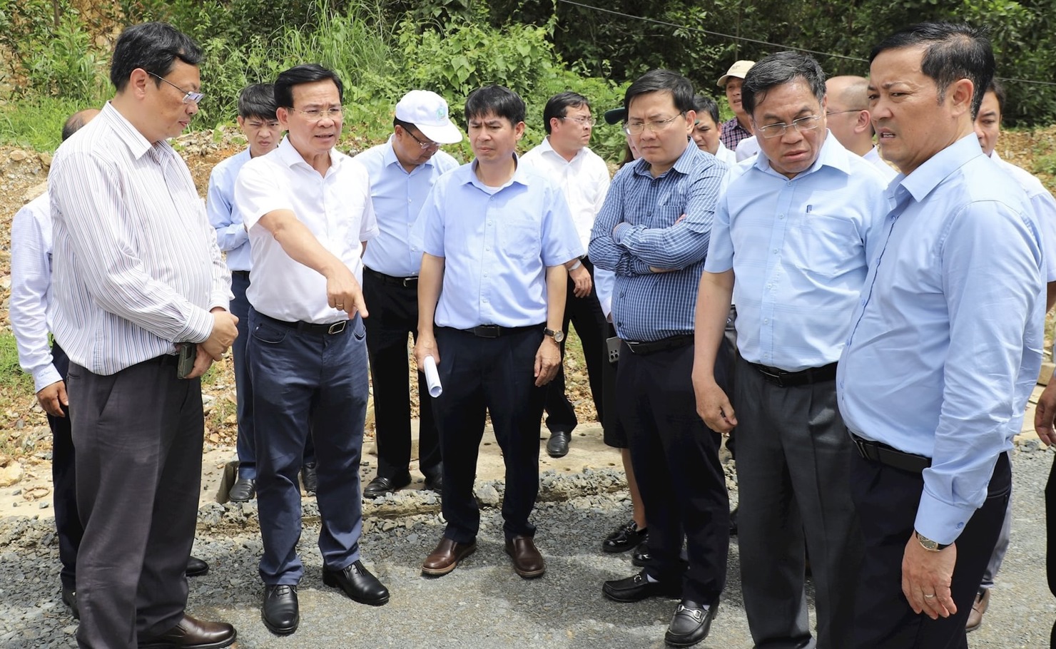 Chủ tịch UBND tỉnh Lâm Đồng Hồ Văn Mười kiểm tra dự án đường DT.721, xã Đạ Huoai. Ảnh: Đ.H