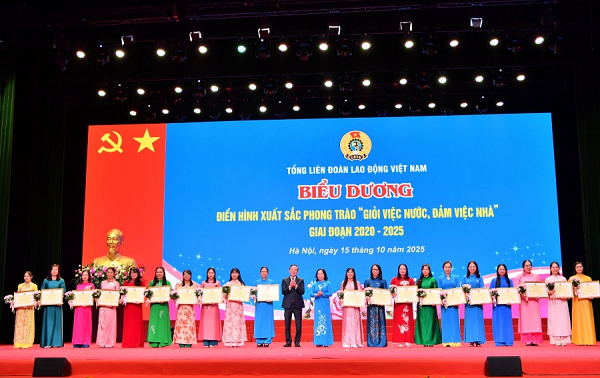 Bà Nguyễn Thị Ngọc Hà - Đại diện Công đoàn cơ sở Trụ sở chính Vietcombank (thứ 7 từ phải sang) nhận khen thưởng phong trào thi đua “Giỏi việc nước, Đảm việc nhà” giai đoạn 2020 - 2025