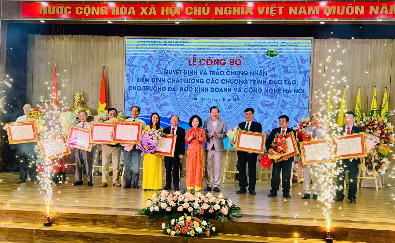 Trao Giấy chứng nhận kiểm định chất lượng 10 chương trình đào tạo của Trường Đại học Kinh doanh và Công nghệ Hà Nội