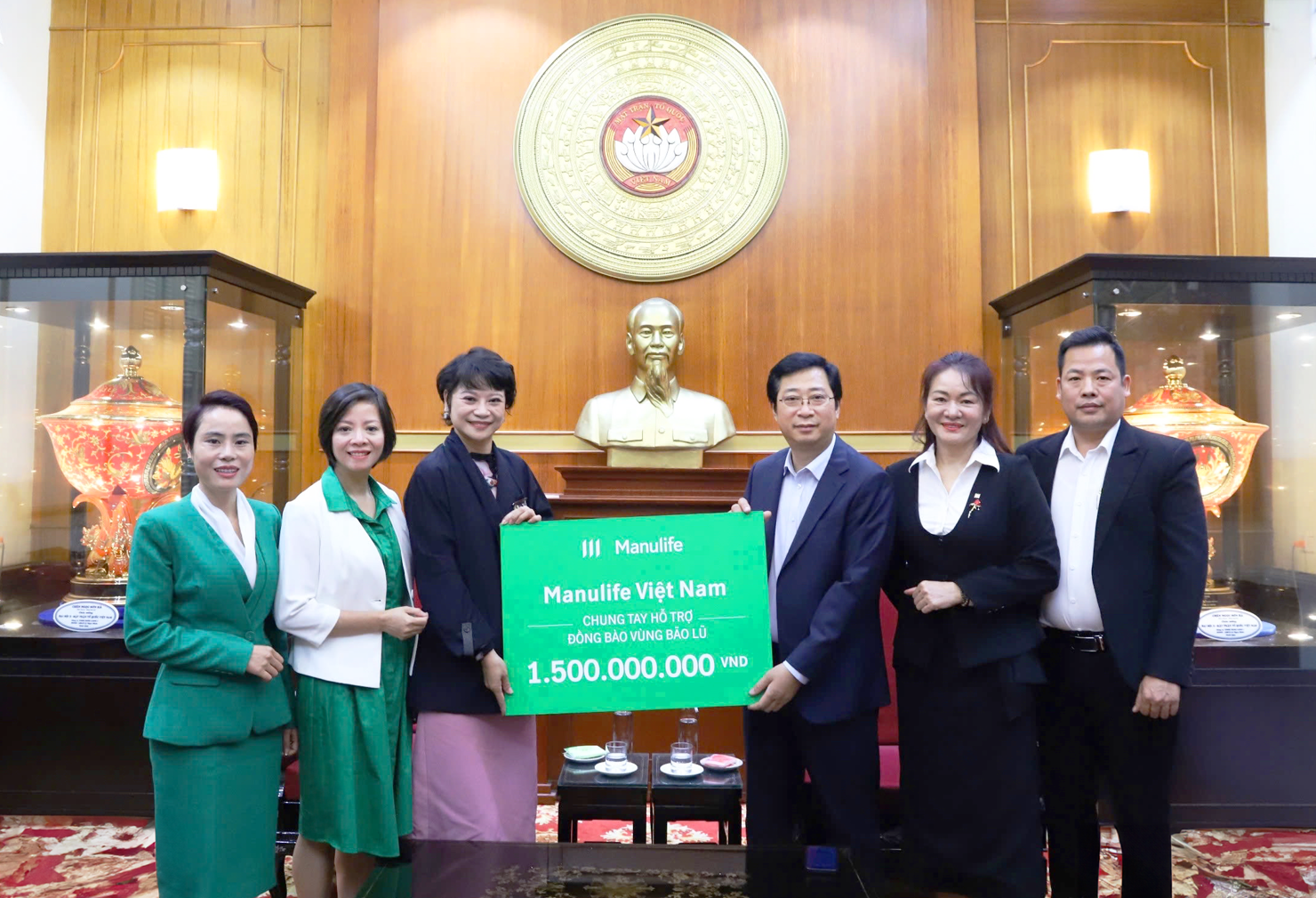 Manulife Việt Nam vừa trao 1,5 tỷ đồng qua Ủy ban Trung ương Mặt trận Tổ quốc Việt Nam hỗ trợ đồng bào các tỉnh miền Bắc bị ảnh hưởng sau mưa lũ.