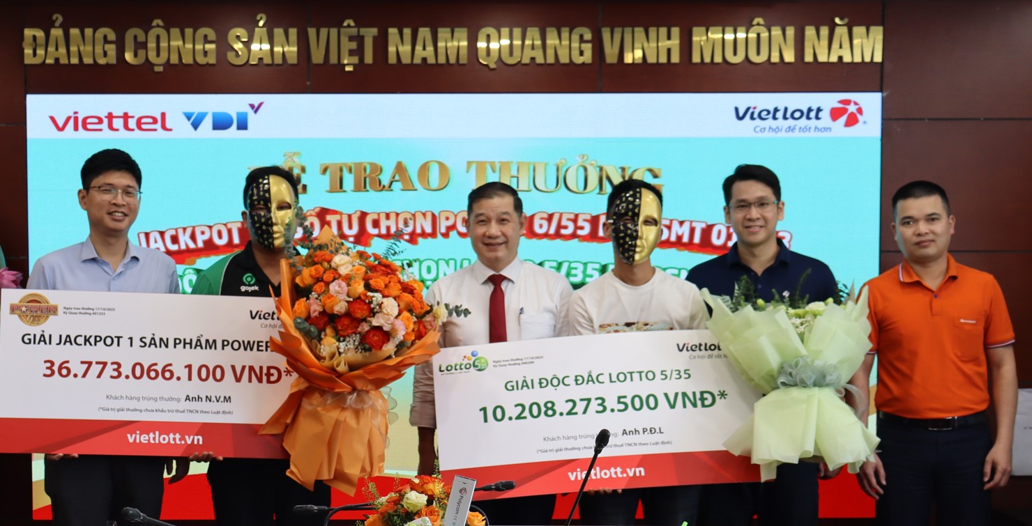 Anh N.V.M (áo xanh đen bên trái) nhận giải Jackpot 1 Power 6/55 kỳ QSMT 01253 và anh P.Đ.L (áo trắng bên phải) nhận giải Độc đắc Lotto 5/35 kỳ QSMT 00209. Ảnh: Vietlott