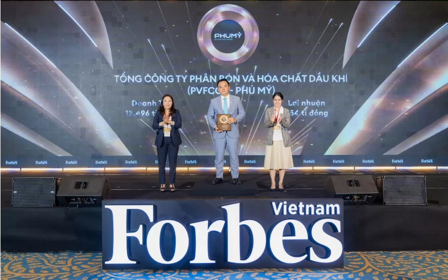 Ông Nguyễn Xuân Hòa - Chủ tịch HĐQT PVFCCo - Phú Mỹ nhận Danh hiệu Top 50 công ty niêm yết tốt nhất Việt Nam 2025.