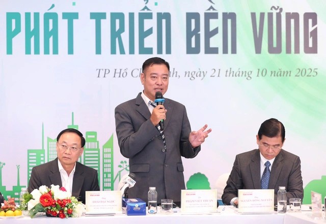 TS Phạm Viết Thuận - Viện trưởng Viện Kinh tế tài nguyên và Môi trường TP. Hồ Chí Minh chia sẻ tại hội thảo. Ảnh: BTC