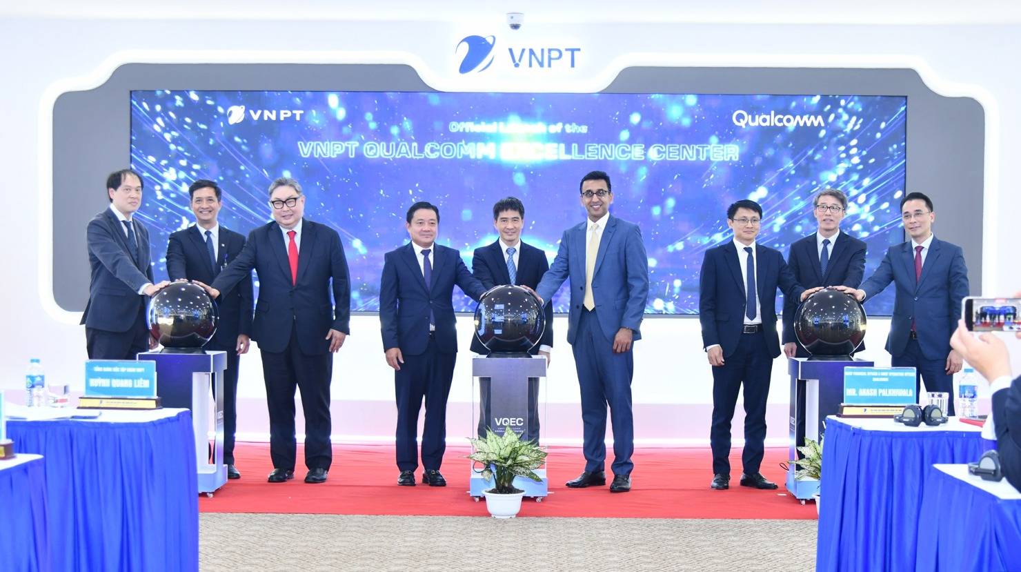 Lãnh đạo cấp cao của VNPT, Qualcomm và các đại biểu nhấn nút khai trương Trung tâm Xuất sắc VNPT – Qualcomm.