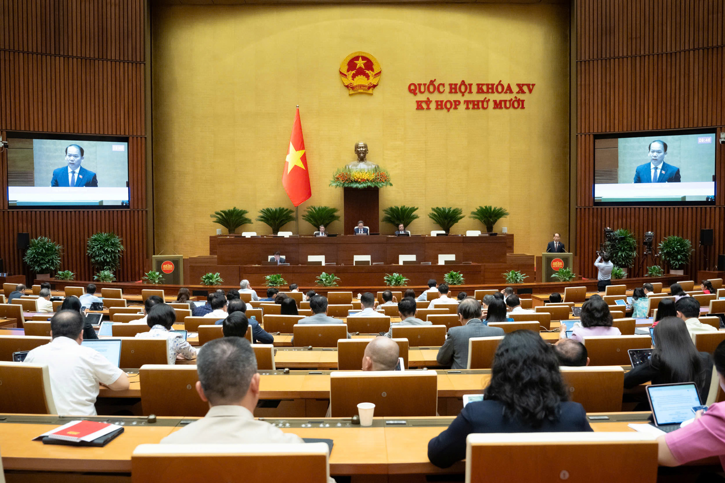 Quang cảnh phiên họp.