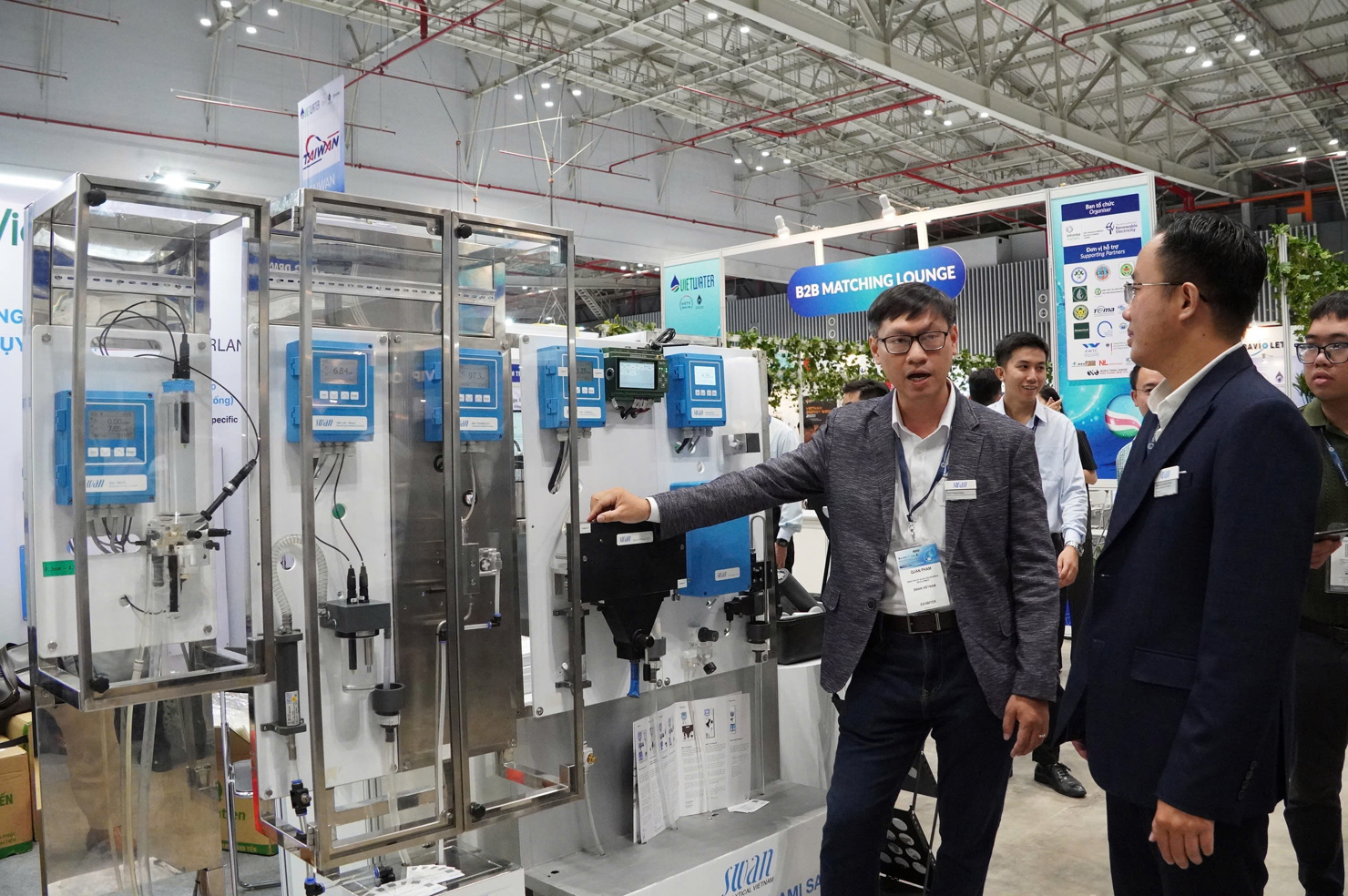 Khách tham quan gian hàng tại triển lãm Vietwater 2025. Ảnh: T.D