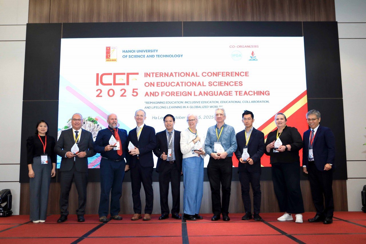 TS. Nguyễn Thế Hùng – Phó Giám đốc Học viện Chính sách và Phát triển tặng kỷ niệm chương cho các diễn giả chính tại Hội thảo