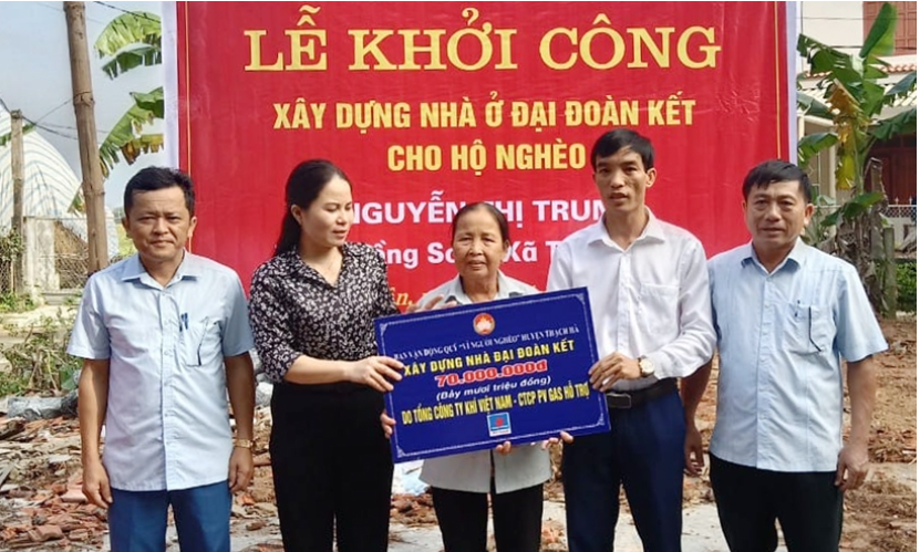 Ban Vận động Quỹ “Vì người nghèo” xã Thạch Hà trao hỗ trợ xây nhà đại đoàn kết cho người dân trên địa bàn.