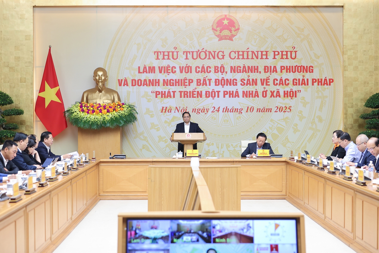 Thủ tướng nhấn mạnh, cần cắt giảm ít nhất 50% thủ tục hành chính, đưa các dự án nhà ở xã hội vào nhóm "luồng xanh" để làm thủ tục nhanh chóng, kịp thời.