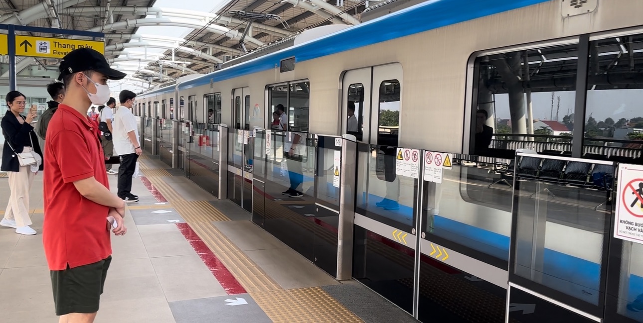 Hành khách chờ đi tuyến metro Bến Thành- Suối Tiên. Ảnh: T.H