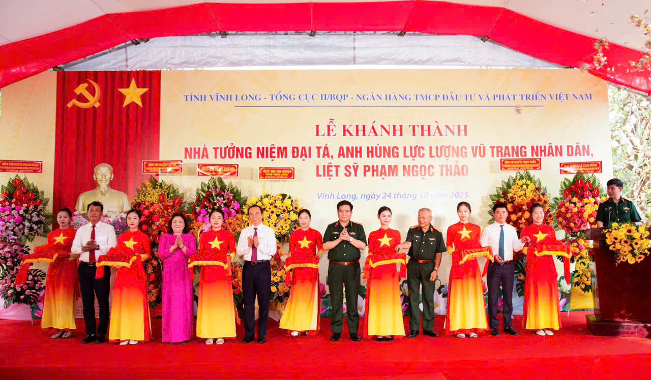 Các đại biểu thực hiện nghi thức cắt băng khánh thành Nhà tưởng niệm Đại tá, Anh hùng LLVTND, Liệt sỹ Phạm Ngọc Thảo