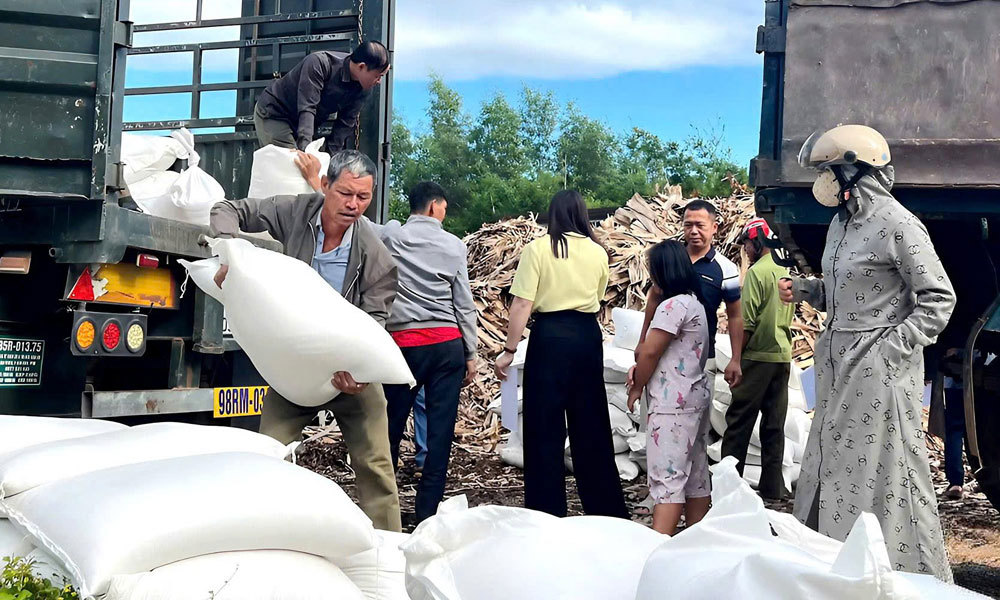 Đại diện các nhà trường tiếp nhận gạo để chuyển đến học sinh dân tộc thiểu số.