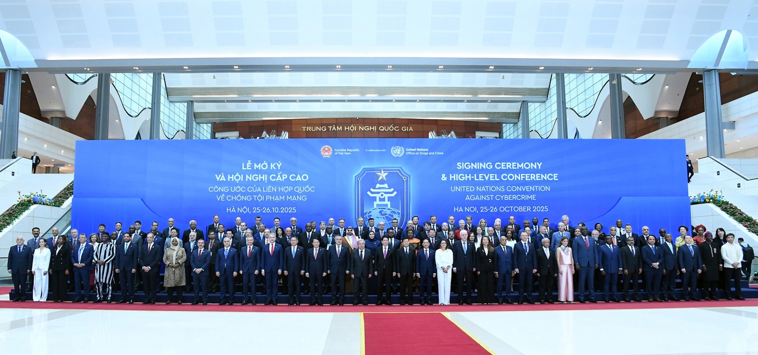 Chủ tịch nước Lương Cường, Tổng Thư ký Liên Hợp Quốc Antonio Guterres và các đại biểu tại Lễ Mở ký Công ước Hà Nội.