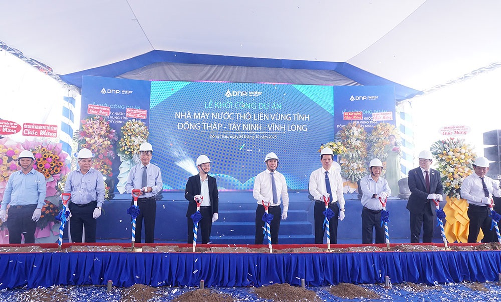 Các đại biểu thực hiện nghi thức khởi công dự án