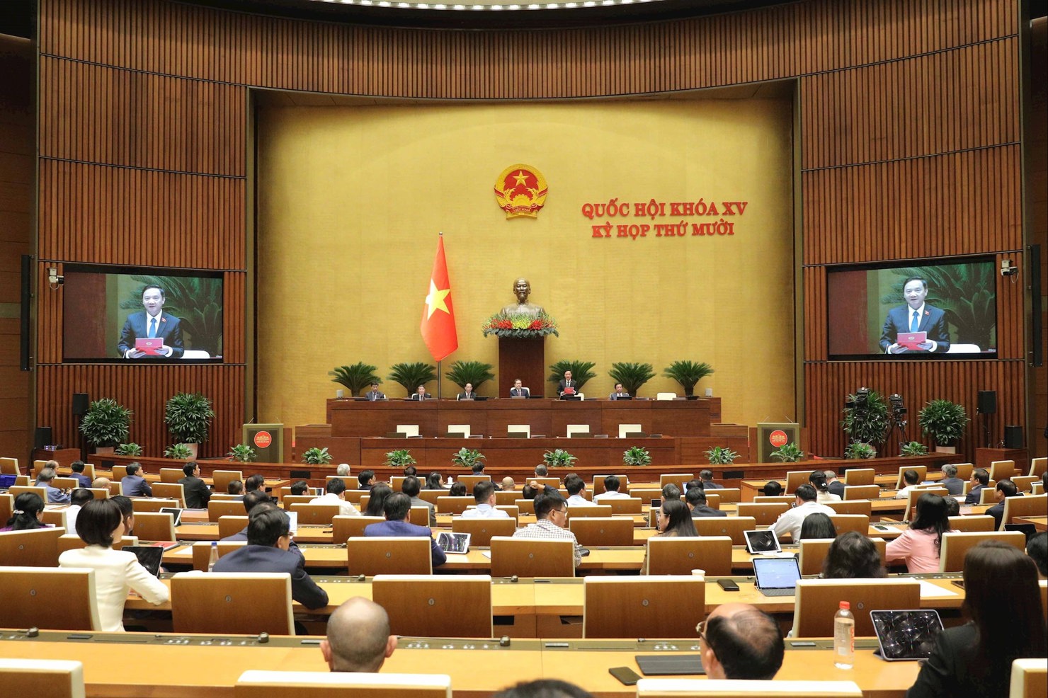 Toàn cảnh phiên họp sáng 25/10.