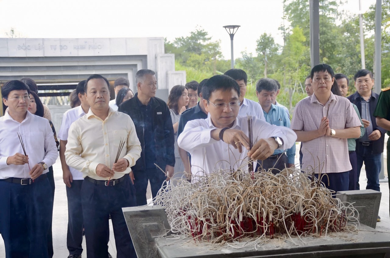 Bộ trưởng Bộ Tài chính Nguyễn Văn Thắng dâng hương Đền thờ Liệt sĩ tại Chiến trường Điện Biên Phủ. Ảnh: Minh Hiền