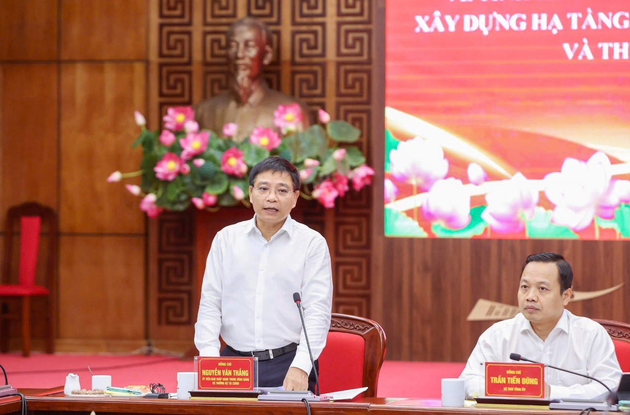 Bộ trưởng Bộ Tài chính Nguyễn Văn Thắng phát biểu tại cuộc họp. Ảnh: Đức Thanh